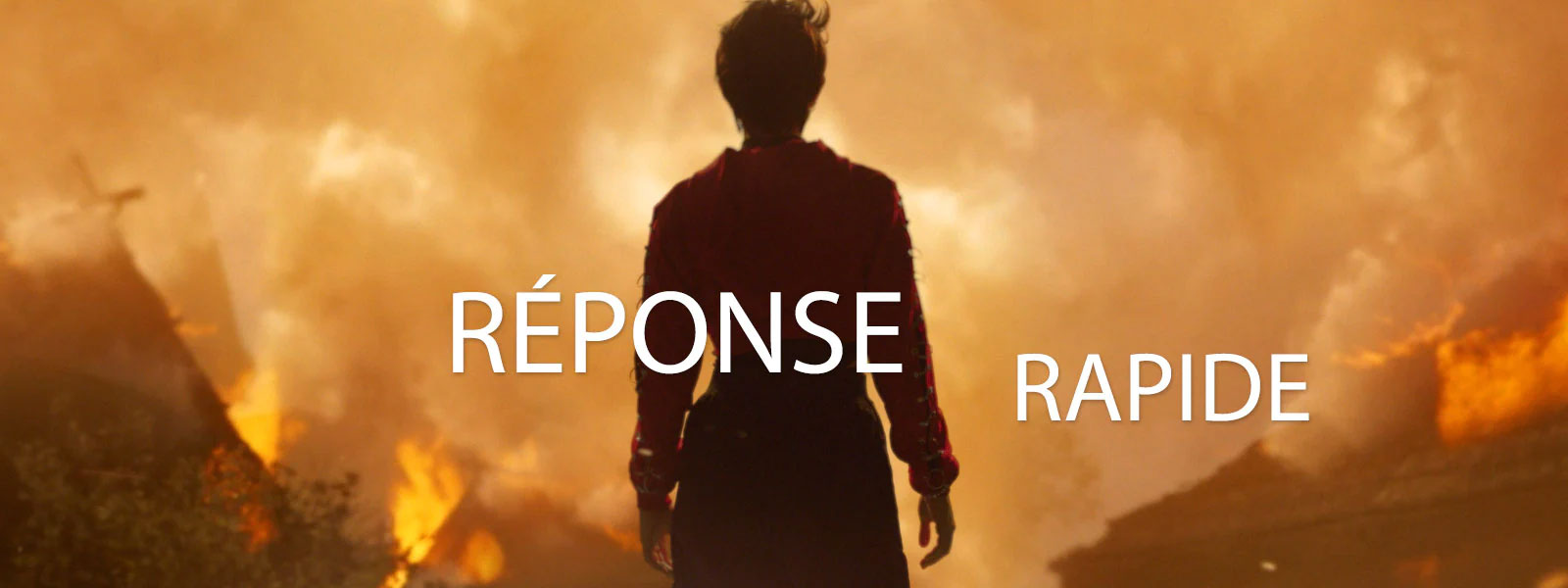 Une personne se tient au milieu d’une scène avec un feu.