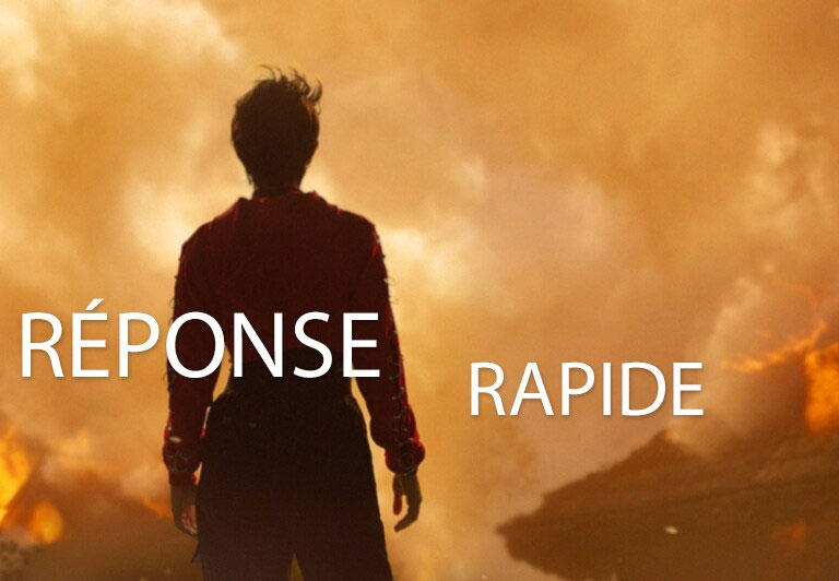 Une personne se tient au milieu d’une scène avec un feu.