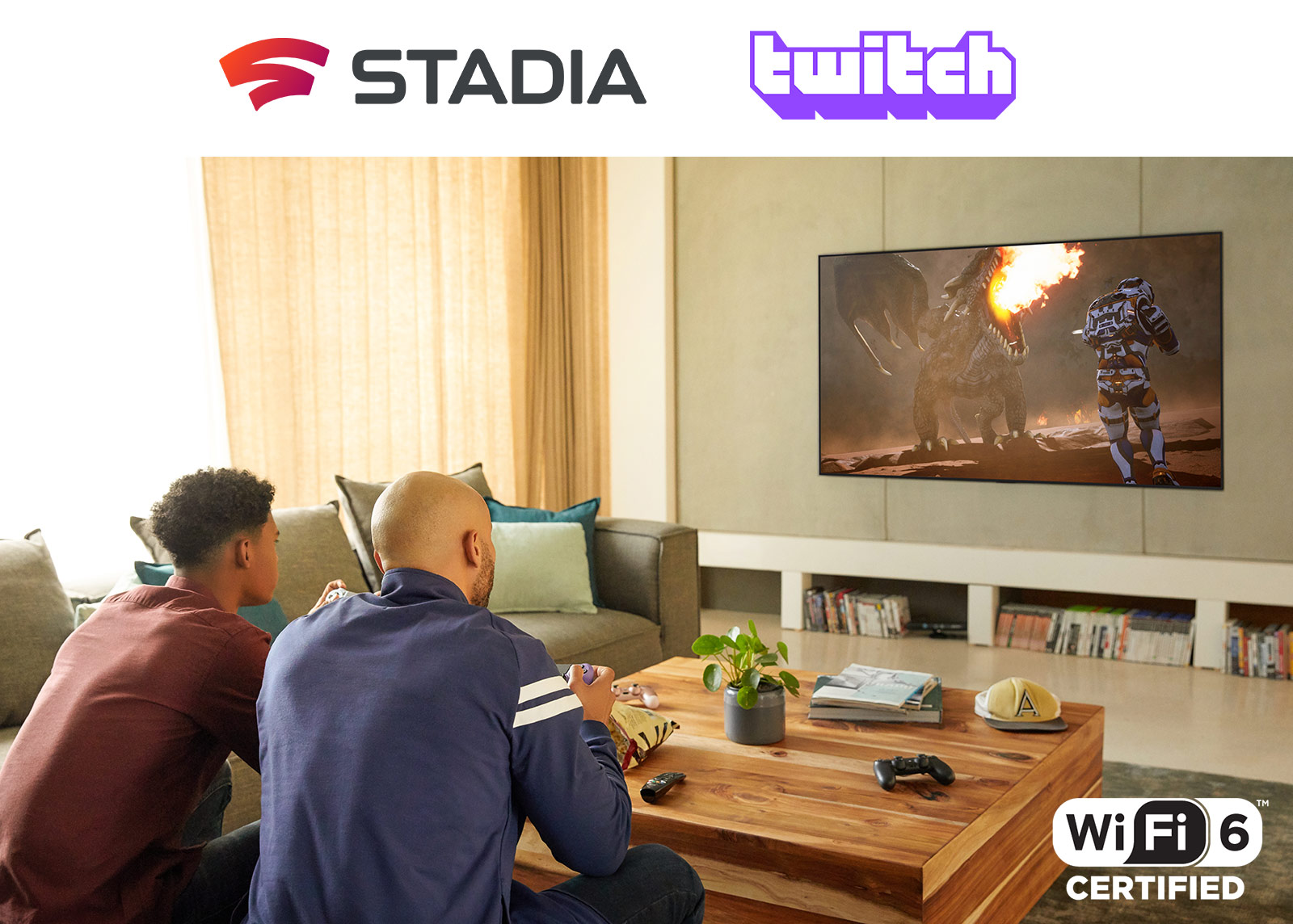 Le logo de Google Stadia et de Twitch sont alignés. Deux hommes sont assis sur un canapé et jouent à un jeu avec des manettes et le Wi-Fi 6 certifié dans un salon.