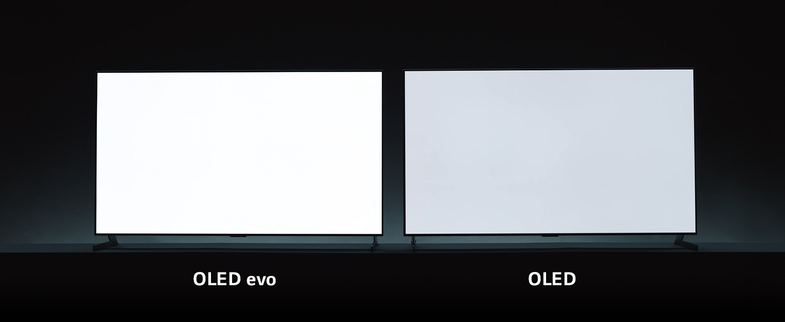 Une comparaison de la luminosité du téléviseur entre les OLED evo et OLED. Un téléviseur OLED evo affichant une image est plus brillant qu’un téléviseur avec OLED.