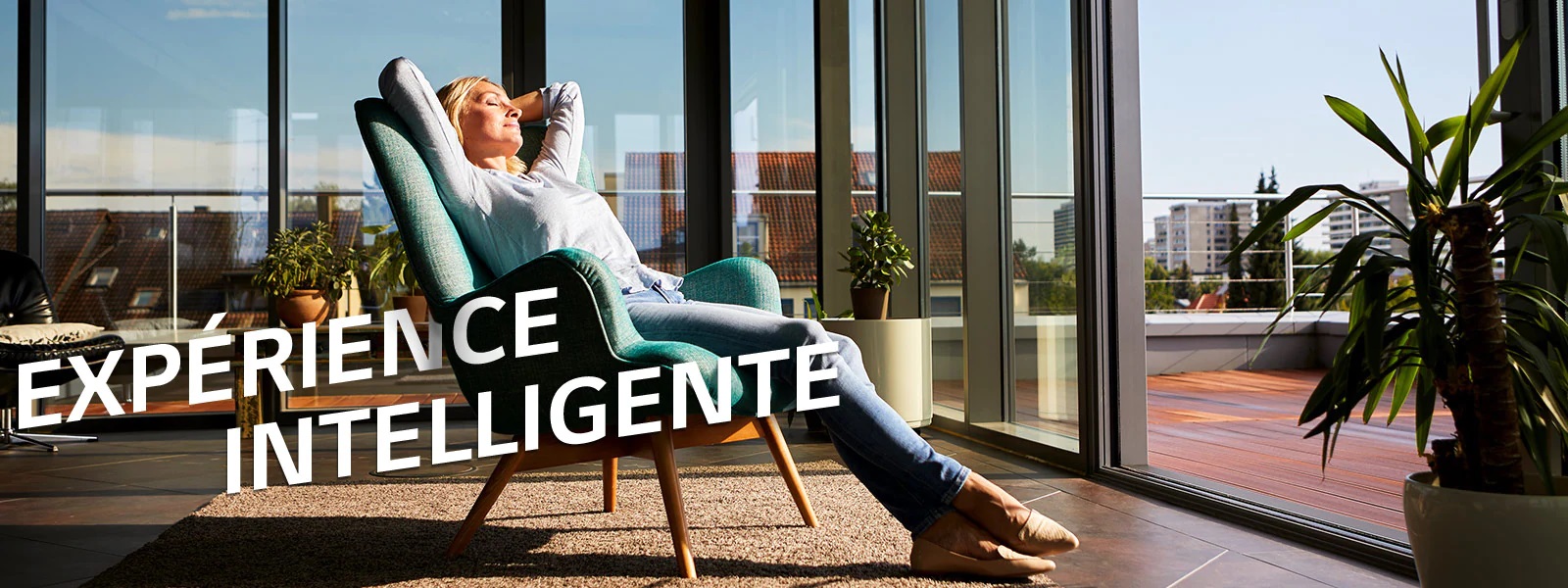 Une femme se détend sur une chaise dans un salon.