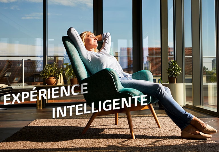 Une femme se détend sur une chaise dans un salon.