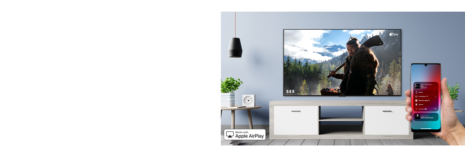 Gros plan d’une main contrôlant le téléviseur avec un iPhone et du téléviseur affichant un contenu Apple TV+.