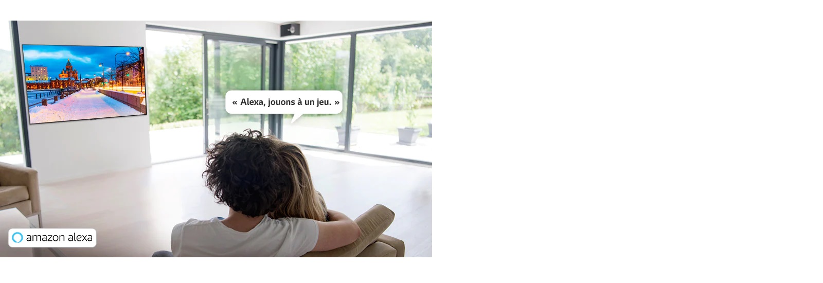 Couple assis sur un canapé demandant à Amazon Alexa de montrer un match.