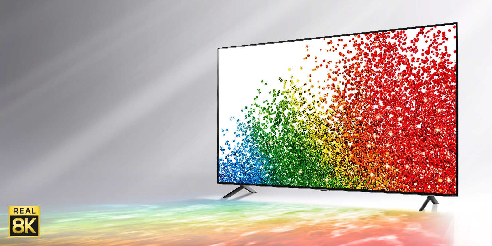 Une image du téléviseur LG NanoCell sur un fond gris avec les couleurs de l’écran qui se reflètent sur le sol devant lui.
