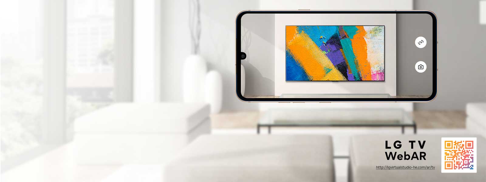 Une personne utilisant l’appli LG TV AR sur un téléphone et un QR code qui dirige vers LG TV AR (http://www.lgtvism.com/lgtvar)
