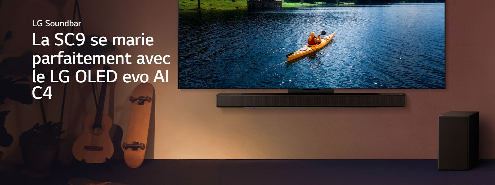 Un téléviseur LG et une Soundbar montés sur un mur, et un caisson de basses est placé au sol à droite. Sur le téléviseur, on peut voit une personne en kayak sur un lac, et de douces ombres se dessiner sur le mur.