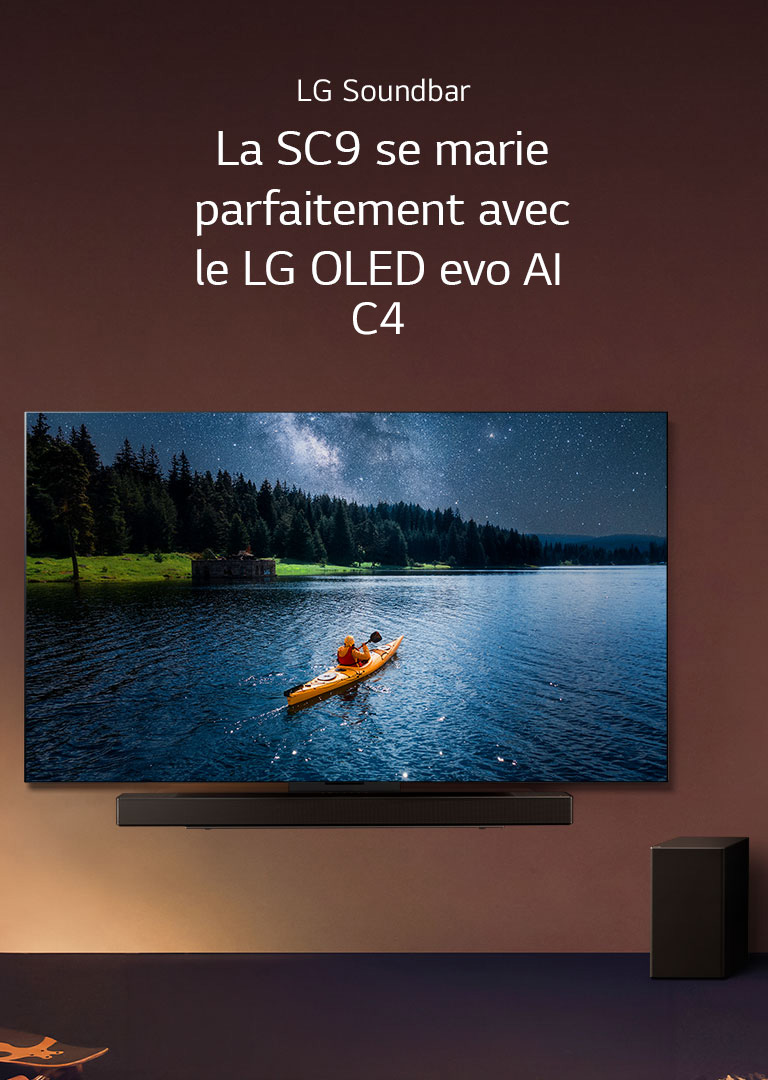 Un téléviseur LG et une Soundbar montés sur un mur, et un caisson de basses est placé au sol à droite. Sur le téléviseur, on peut voit une personne en kayak sur un lac, et de douces ombres se dessiner sur le mur.
