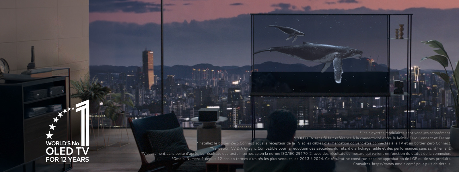 La baleine nage sur la OLED LG SIGNATURE T tandis que l’ombre est tirée vers le bas pour montrer la vue de la ville le soir. Des personnes sont assises sur le canapé au premier plan, face à la TV et à la fenêtre. Le boîtier Zero Connect est situé sur une petite table à gauche de la TV. 