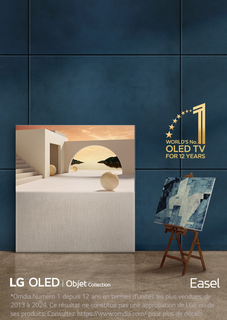 La TV LG OLED Easel est fixée contre un mur. À côté se trouve une véritable peinture sur un chevalet. En raison du design de la TV, elle ressemble à une véritable œuvre d’art sur un chevalet. L’emblème OLED TV numéro 1 dans le monde depuis 12 ans figure dans le coin. Les logos des produits LG OLED, Objet Collection et Easel sont également visibles.
