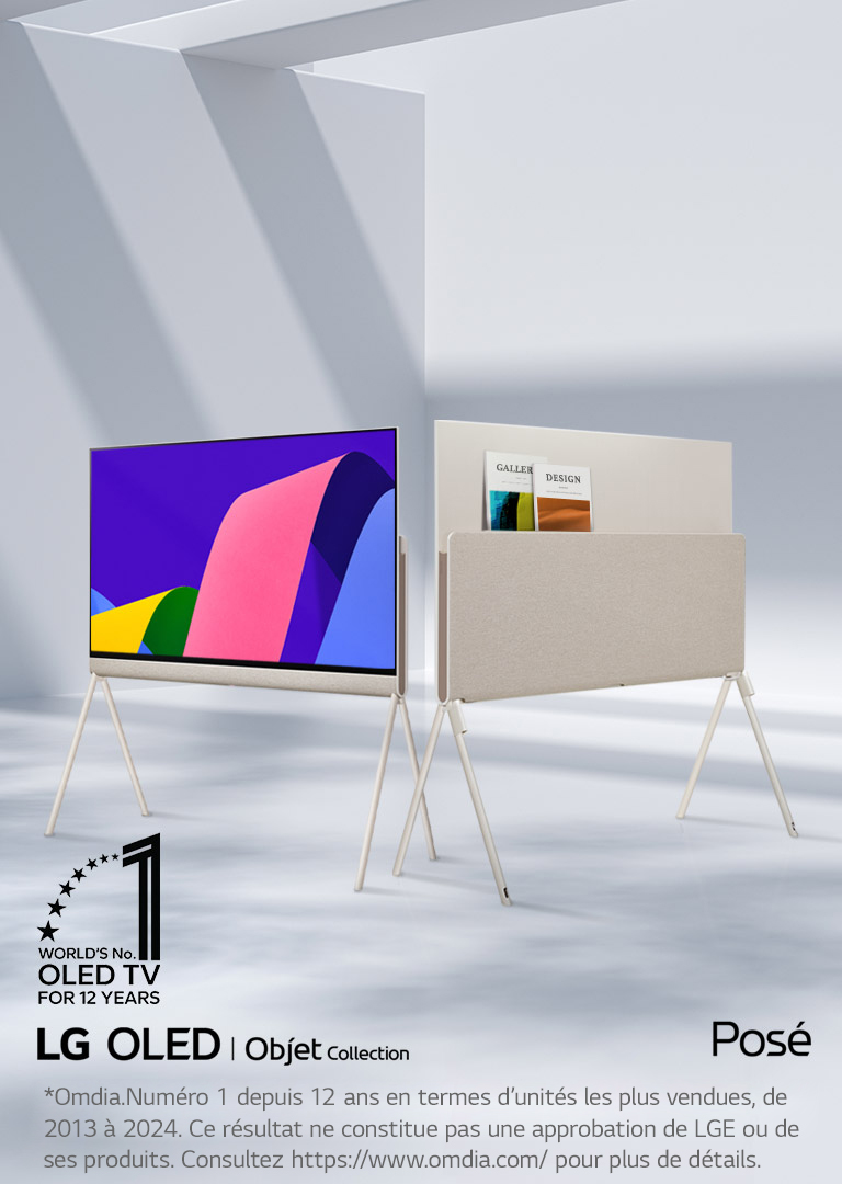 Deux TVs LG OLED Posé dans un espace élégant et minimaliste. Une TV présente la face avant du produit avec une œuvre d’art à l’écran. L’autre TV présente le côté arrière qui dispose d’une solution de stockage bien conçue. On peut voir quelques magazines à l’arrière. L’emblème OLED TV numéro 1 dans le monde depuis 12 ans figure dans un coin. Les logos des produits LG OLED Objet Collection et Posé sont également visibles.
