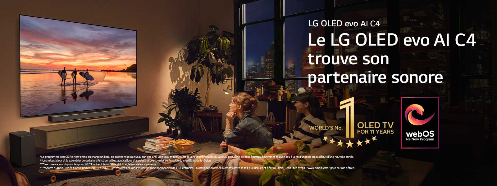 Le téléviseur LG OLED evo C4 est accroché au mur d’un salon cosy le soir et une LG soundbar accrochée juste en dessous. Le téléviseur montre une plage au coucher du soleil avec les silhouettes de trois surfeurs. Deux femmes sont assises sur le canapé, face à la télévision et à la barre de son, penchées en avant. L’emblème « World’s number 1 OLED TV for 11 Years » (TV OLED numéro 1 au monde depuis 11 ans) et le logo « webOS Re:New Program » figurent sur l’image. Un avis de non-responsabilité stipule ce qui suit : « Le programme webOS Re:New prend en charge un total de quatre mises à niveau sur cinq ans. Le niveau minimum est la version préinstallée du webOS, et la date de mise à niveau peut varier et avoir lieu à la fin d’un mois ou au début d’une nouvelle année. » « Les mises à jour et le calendrier de certaines fonctionnalités, applications et services peuvent varier en fonction du modèle et de la région ».  « Les mises à jour disponibles pour 2023 incluent les modèles UHD et les modèles supérieurs ». « Source : Omdia. Expéditions d’unités, 2013 à 2023. Les résultats ne constituent pas une approbation de LG Electronics. La confiance accordée à ces résultats se fait aux risques et périls du tiers. Consultez https://www.omdia.com/ pour plus de détails ».