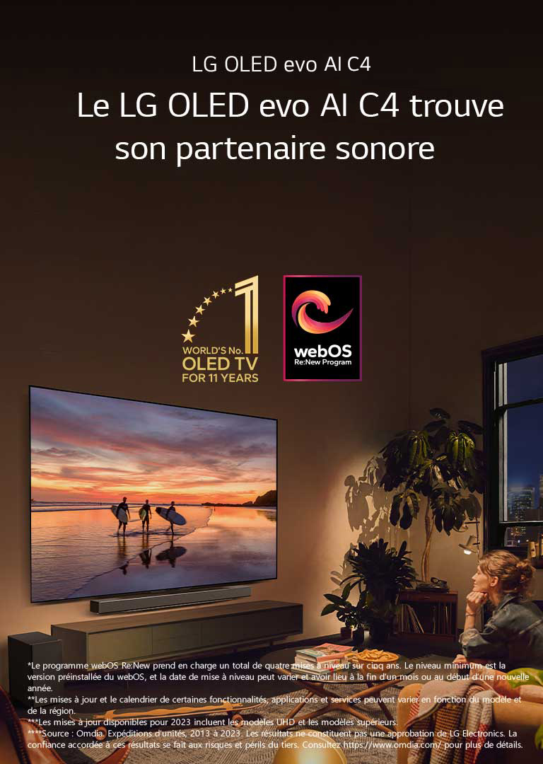 Le téléviseur LG OLED evo C4 est accroché au mur d’un salon cosy le soir et une LG soundbar accrochée juste en dessous. Le téléviseur montre une plage au coucher du soleil avec les silhouettes de trois surfeurs. Deux femmes sont assises sur le canapé, face à la télévision et à la barre de son, penchées en avant. L’emblème « World’s number 1 OLED TV for 11 Years » (TV OLED numéro 1 au monde depuis 11 ans) et le logo « webOS Re:New Program » figurent sur l’image. Un avis de non-responsabilité stipule ce qui suit : « Le programme webOS Re:New prend en charge un total de quatre mises à niveau sur cinq ans. Le niveau minimum est la version préinstallée du webOS, et la date de mise à niveau peut varier et avoir lieu à la fin d’un mois ou au début d’une nouvelle année. » « Les mises à jour et le calendrier de certaines fonctionnalités, applications et services peuvent varier en fonction du modèle et de la région ».  « Les mises à jour disponibles pour 2023 incluent les modèles UHD et les modèles supérieurs ». « Source : Omdia. Expéditions d’unités, 2013 à 2023. Les résultats ne constituent pas une approbation de LG Electronics. La confiance accordée à ces résultats se fait aux risques et périls du tiers. Consultez https://www.omdia.com/ pour plus de détails ».