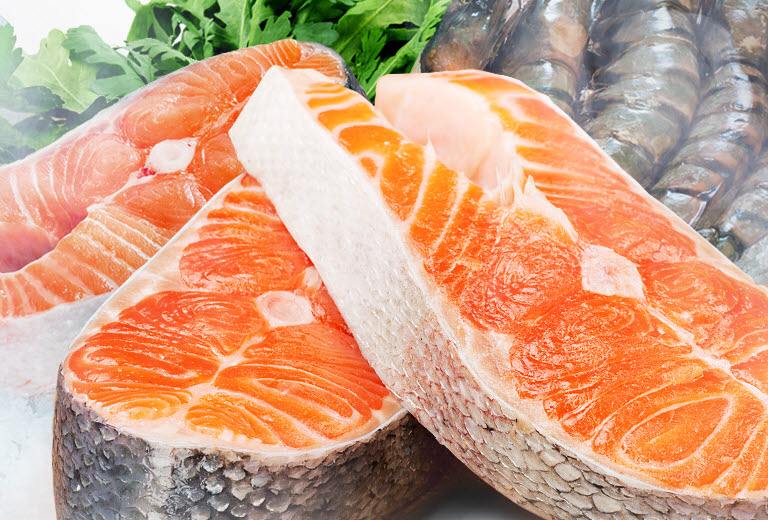 Le saumon et les crevettes sont présentés décongelés et prêts à être cuits.