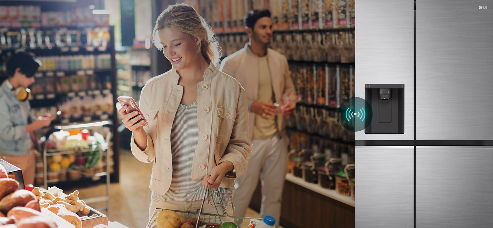 L’image de gauche montre une femme debout dans une épicerie en train de regarder son téléphone. L'image de droite montre la vue de face du réfrigérateur. Au centre des images se trouve une icône indiquant la connectivité entre le téléphone et le réfrigérateur.