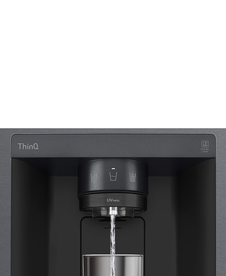 Une vidéo commence par un zoom sur le distributeur d’eau. L’extérieur du réfrigérateur devient clair et l’intérieur de la porte ainsi que les pièces mécaniques de la buse du distributeur peuvent alors être vus. La vidéo zoome davantage pour montrer les gouttelettes d’eau lorsqu’elles tombent à travers la partie UVnano de la buse, ce qui élimine les bactéries. La vue effectue un zoom arrière pour voir à nouveau l’extérieur du réfrigérateur pendant que l’eau est distribuée dans un verre.