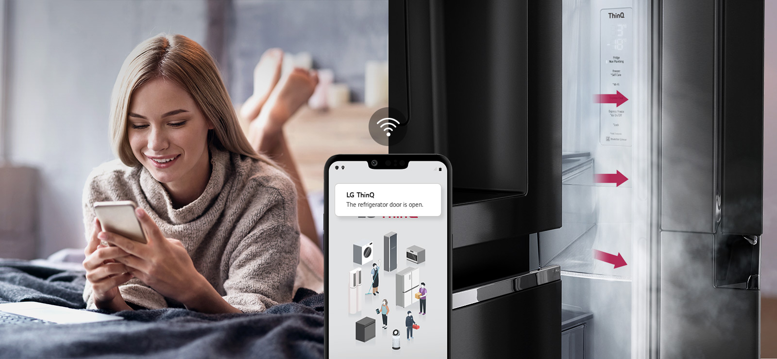 Une femme allongée sur un lit regarde l’écran de son téléphone sur une image. La deuxième image montre la porte du réfrigérateur restée ouverte. Au premier plan des deux images se trouve l’écran du téléphone qui affiche les notifications de l’application LG ThinQ et l’icône Wifi au-dessus du téléphone.