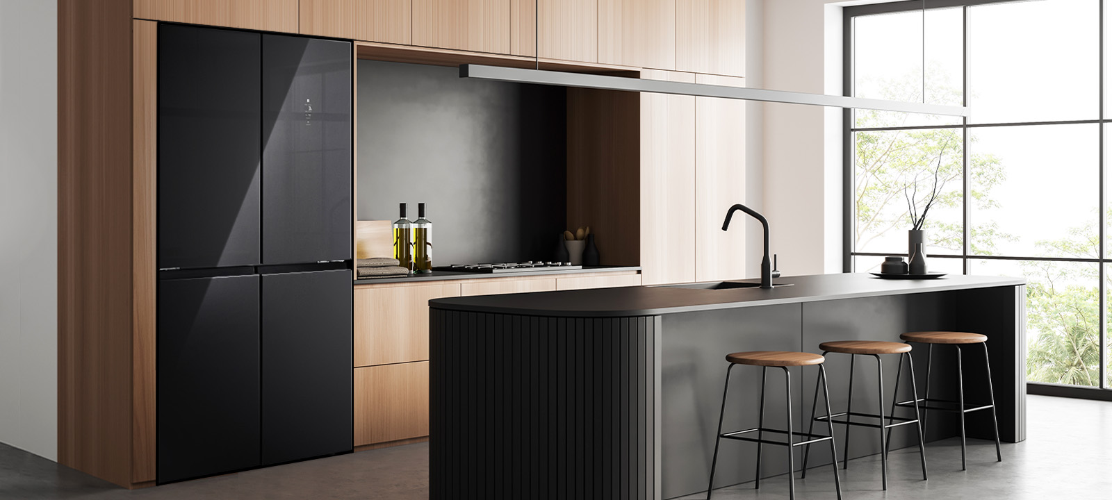 Intérieur de cuisine moderne avec réfrigérateur intégré, armoires en bois et îlot de cuisine avec tabourets.