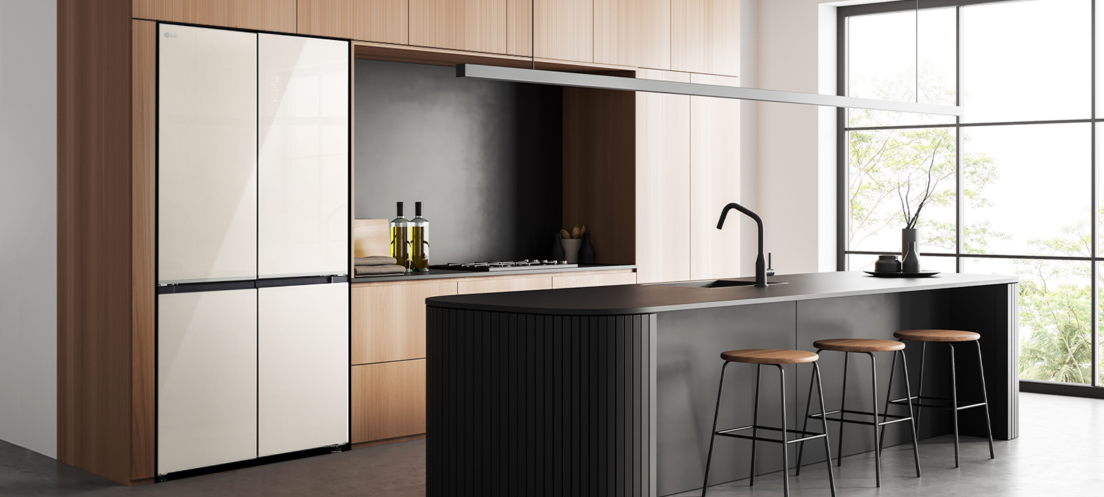 Intérieur de cuisine moderne avec réfrigérateur intégré, armoires en bois et îlot de cuisine avec tabourets.