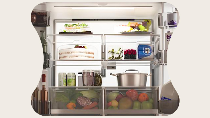 Intérieur du réfrigérateur avec éclairage mural LED éclairant les étagères et les aliments stockés.