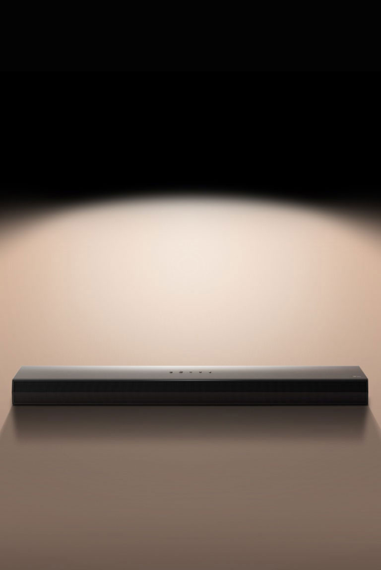 Une image de la LG Soundbar sur un fond noir, mise en valeur par un spot. 