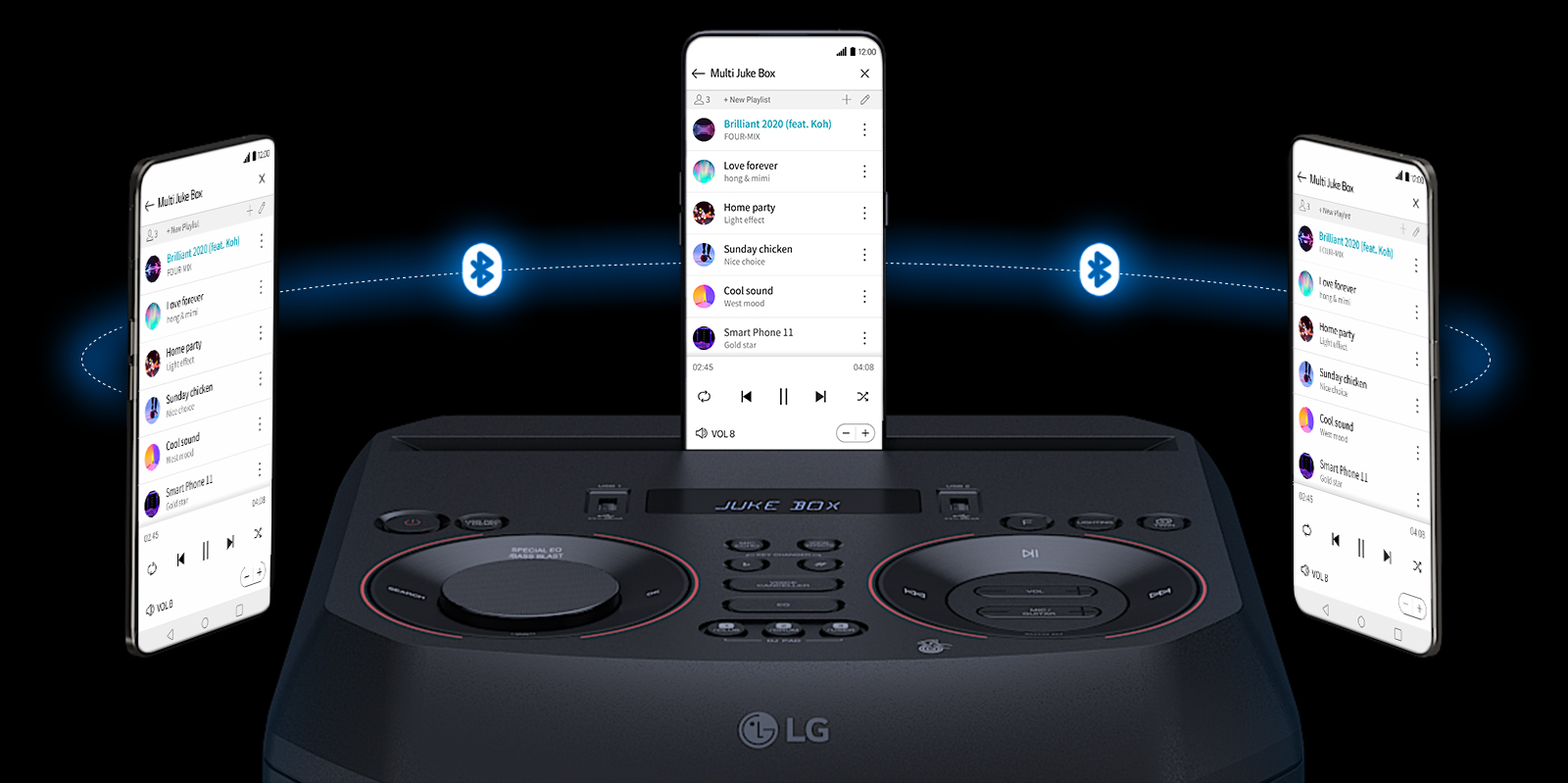 Un smartphone est posé sur l’enceinte LG XBOOM RNC5 et deux autres appareils similaires encadrent l’enceinte. Le logo Bluetooth est situé entre deux smartphones.