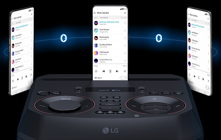 Un smartphone est posé sur l’enceinte LG XBOOM RNC5 et deux autres appareils similaires encadrent l’enceinte. Le logo Bluetooth est situé entre deux smartphones.