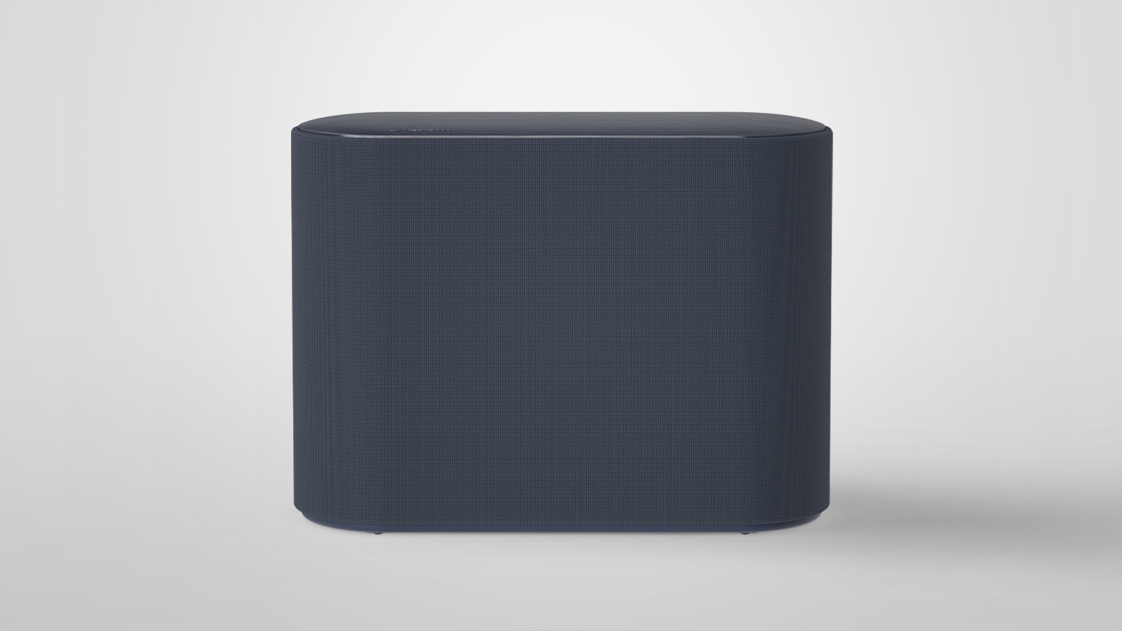 Un caisson de basses est placé sur un plancher blanc. La scène change pour zoomer sur deux composants à l’intérieur du caisson de basses qui vibrent légèrement avec des effets d’ondes sonores sortant des deux composants. Le texte indique que les vibrations sonores opposées des deux haut-parleurs se minimisent mutuellement. La scène change pour effectuer un nouveau zoom arrière et montrer l’extérieur d’un caisson de basses.