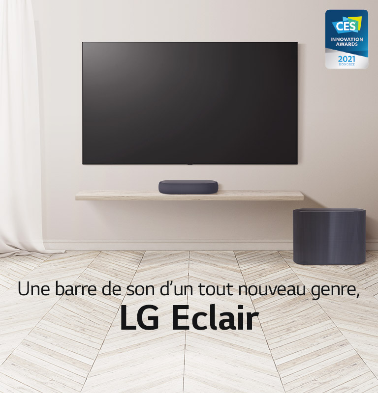 Une copie du slogan « Elle ne ressemble à aucune autre barre de son LG » est écrite sur un écran noir. Le slogan disparaît, puis une barre de son et un téléviseur apparaissent, posés sur un plancher en bois et un rideau balance sur la gauche. Le logo du PRIX DE L’INNOVATION CES se trouve dans le coin droit.