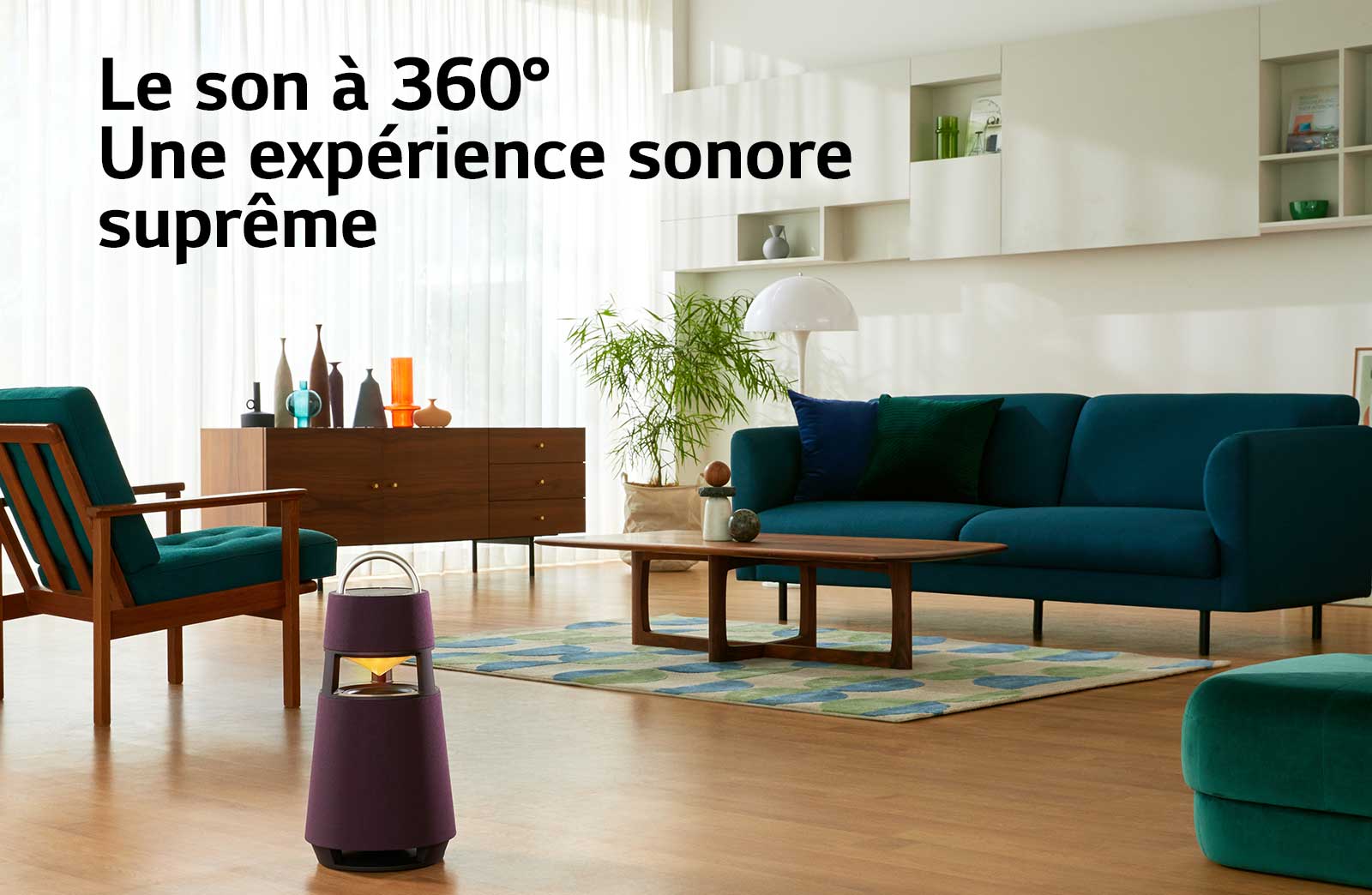 Image d’une femme assise sur un canapé écoutant de la musique grâce à une enceinte XBOOM 360 posée devant elle.