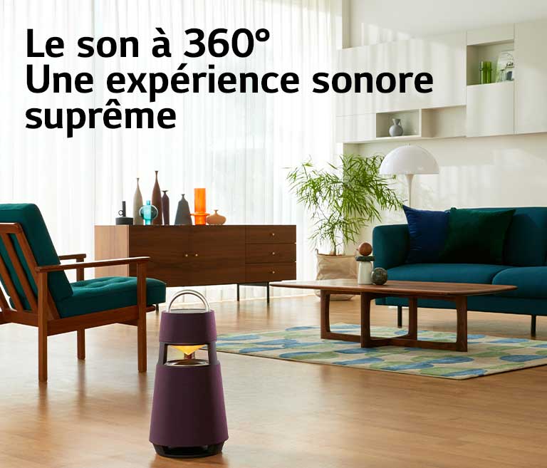 Image d’une femme assise sur un canapé écoutant de la musique grâce à une enceinte XBOOM 360 posée devant elle.