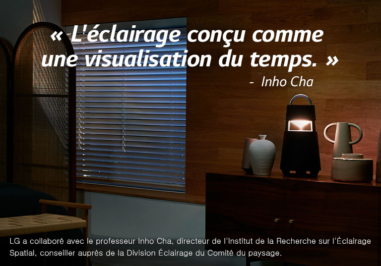 Image de la XBOOM 360 qui s’allume sur une étagère dans une pièce sombre. Le texte « éclairage conçu comme une visualisation du temps. » apparaît sur l’image.