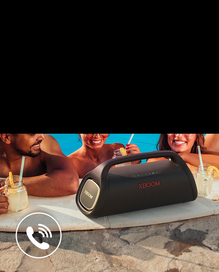 La LG XBOOM GO XG9 est posée à côté de la piscine. Dans la piscine, trois personnes parlent à travers l’enceinte.
