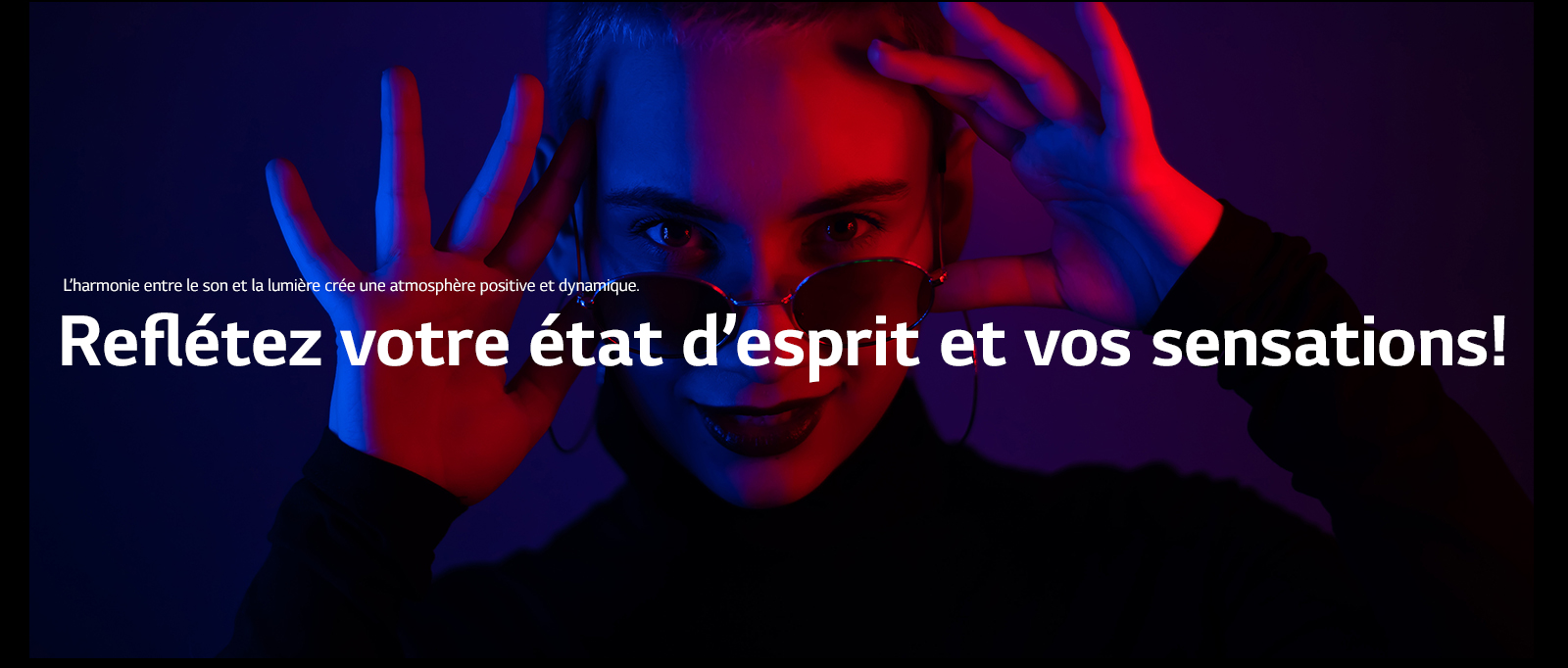 Une femme tient la pose dans un éclairage bleu rouge