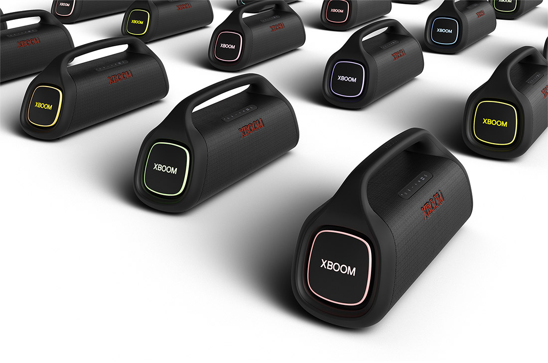 LG XBOOM Go XG9 – Enceinte Bluetooth étanche à l’eau et à la poussière | Jusqu’à 24h d’autonomie | Adaptée aux usages en extérieur, festifs, et aux voyages | Bluetooth 5.1 | Basses rugissantes, Many LG XBOOM Gos are aligned with left speaker forward, having different lighting colors, XG9QBK, thumbnail 11