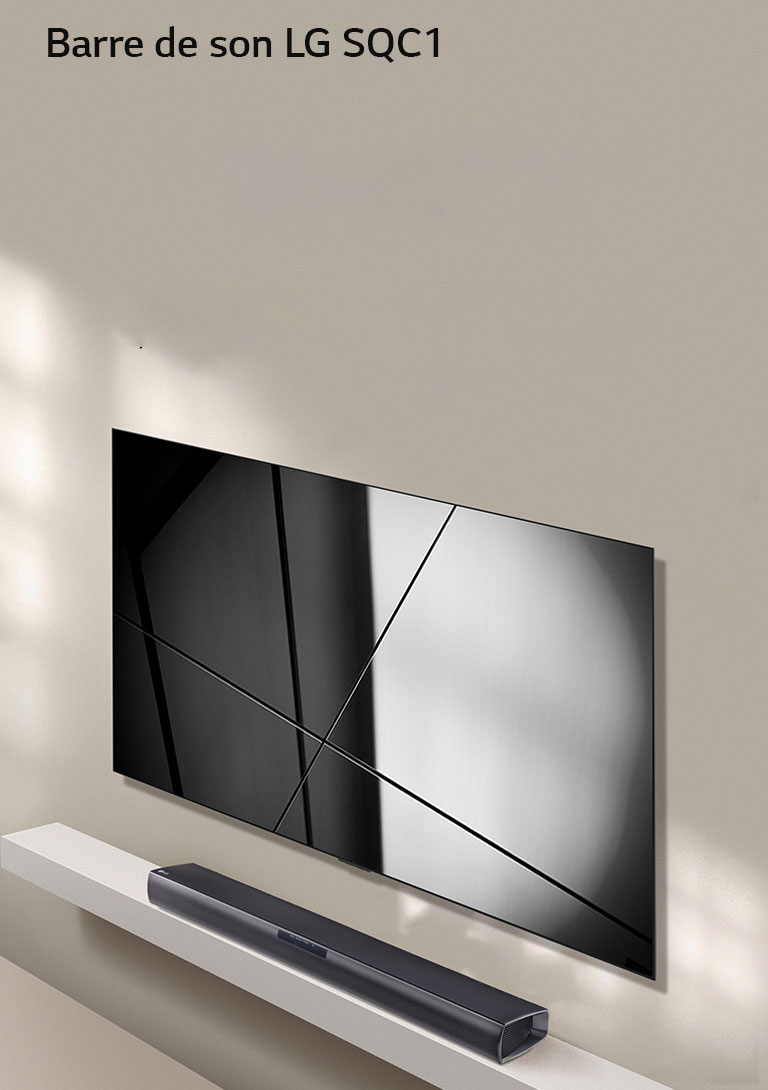 La barre de son LG SQC1 et le téléviseur LG sont placés ensemble dans le salon. Le téléviseur est allumé, affichant une image graphique.