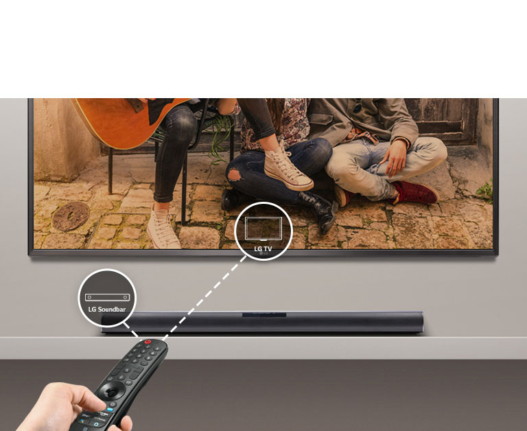 On peut voir une télécommande LG dans la main d’une personne, commandant le téléviseur et la barre de son simultanément. On peut voir des icônes de téléviseur LG et de barre de son LG. 
