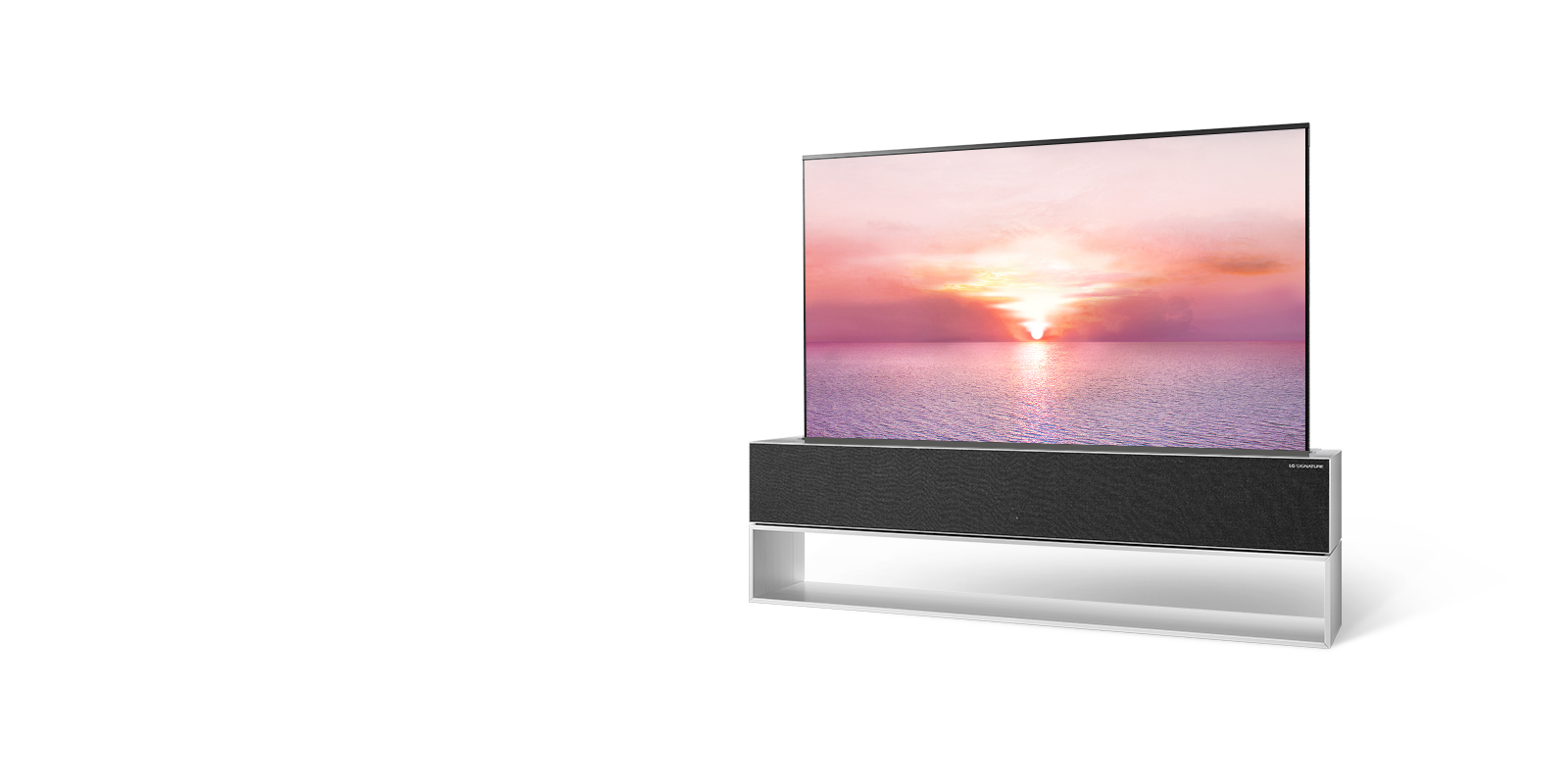 Quart de vue du téléviseur OLED LG SIGNATURE enroulable avec une image d’arrière-plan de lever de soleil sur l’écran.