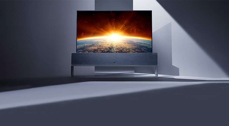 Une image de LG SIGNATURE Rollable TV en pleine vue placée au centre d'un espace de couleur grise.