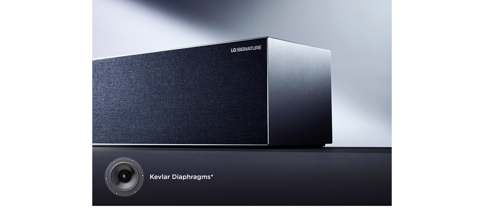 Une image du haut-parleur TV OLED enroulable LG SIGNATURE situé dans un espace gris.