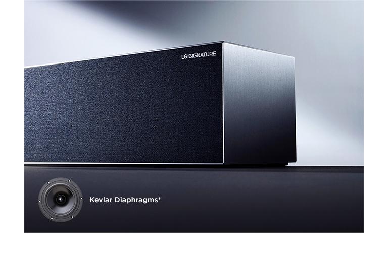 Une image du haut-parleur TV OLED enroulable LG SIGNATURE situé dans un espace gris.