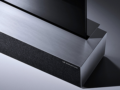 Fermer le quart supérieur du téléviseur OLED enroulable LG SIGNATURE.