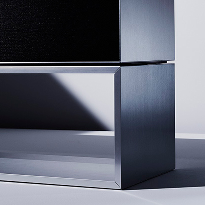 Plan rapproché du support du téléviseur OLED enroulable LG SIGNATURE.