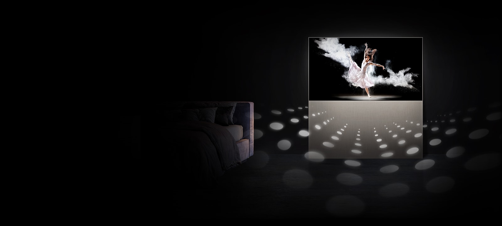 LG EASEL en mode plein écran avec une ballerine à l’écran. Des cercles représentant des notes sonores émises par le téléviseur montrent à quel point le son est suffisamment puissant pour remplir la pièce.