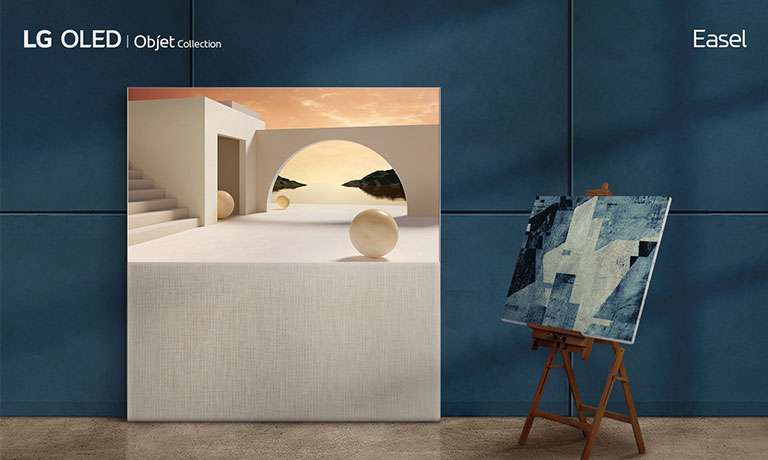 LG EASEL en mode affichage en ligne se baisse et se tourne vers la gauche alors que l’écran monte pour passer en mode plein écran. Le téléviseur est placé contre un mur bleu profond. Une peinture placée sur un chevalet à un angle de 45 degrés apparaît depuis la droite.
