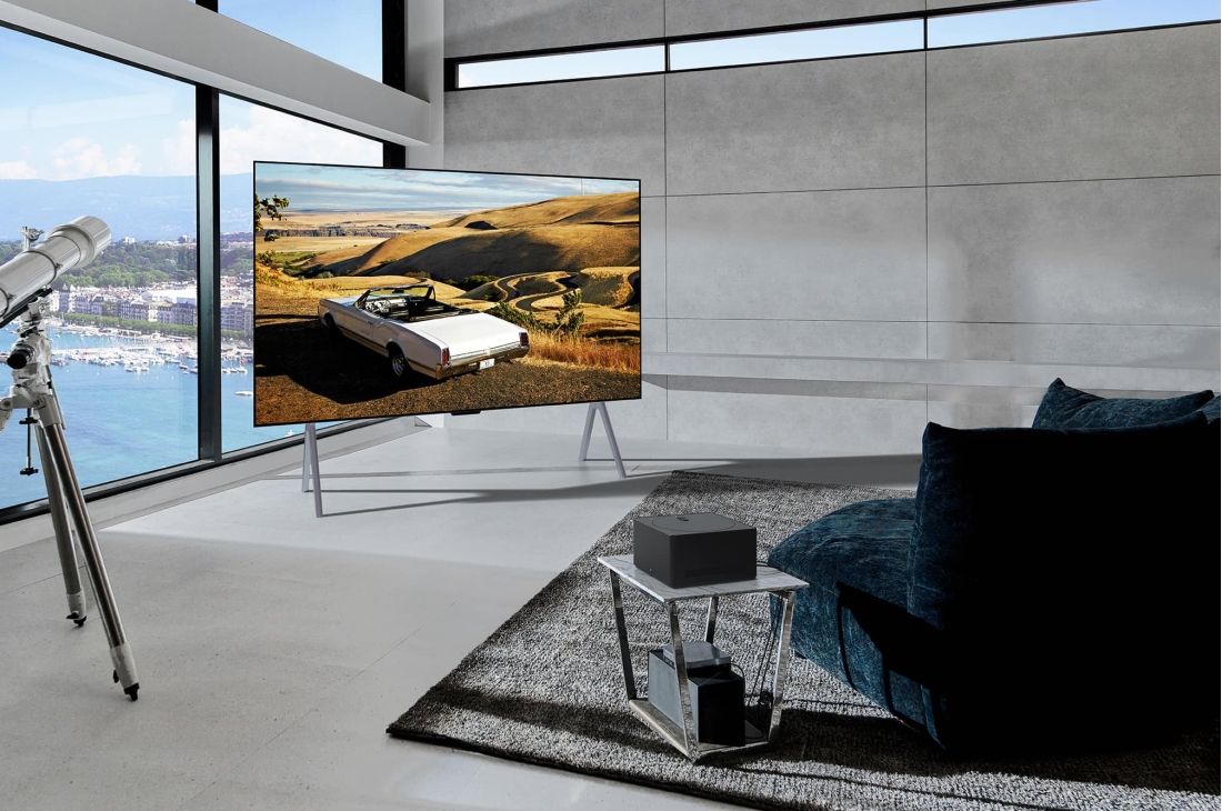 LG Véritable téléviseur OLED LG SIGNATURE M4 97 pouces sans fil avec transfert audio et vidéo 4K 120 Hz , Un boîtier Zero Connect devant un LG SIGNATURE OLED M4, et un signal Wi-Fi rouge et un faisceau rouge émettant en direction du téléviseur. Le téléviseur affiche une ballerine dansant en solo sur scène, OLED97M46LA, thumbnail 17