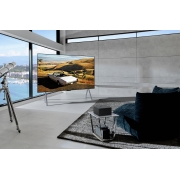 LG Véritable téléviseur OLED LG SIGNATURE M4 97 pouces sans fil avec transfert audio et vidéo 4K 120 Hz , Un boîtier Zero Connect devant un LG SIGNATURE OLED M4, et un signal Wi-Fi rouge et un faisceau rouge émettant en direction du téléviseur. Le téléviseur affiche une ballerine dansant en solo sur scène, OLED97M46LA, thumbnail 17