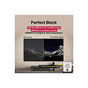 LG Smart TV LG OLED evo AI C5 4K 55 pouces 144 Hz Télécommande AI Magic Remote webOS25 2025 , Espace salon avec une LG OLED TV à fixation murale. Sur la TV se trouve une chaîne de montagnes face à un ciel sombre et nocturne rempli d’étoiles. Cette scène est divisée en deux pour montrer comment, OLED55C56LA, thumbnail 7