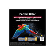 LG Smart TV LG OLED evo AI C5 4K 55 pouces 144 Hz Télécommande AI Magic Remote webOS25 2025 , Espace salon avec une LG OLED TV à fixation murale. Sur la TV se trouve une chaîne de montagnes face à un ciel sombre et nocturne rempli d’étoiles. Cette scène est divisée en deux pour montrer comment, OLED55C56LA, thumbnail 8