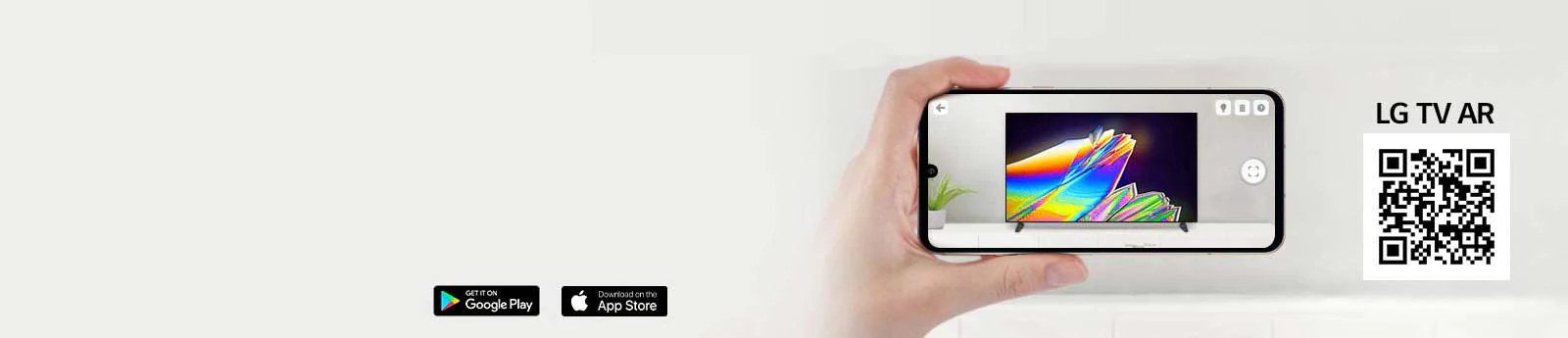 Une personne utilisant l’appli LG TV AR sur un téléphone et un QR code qui dirige vers LG TV AR (http://www.lgtvism.com/lgtvar)